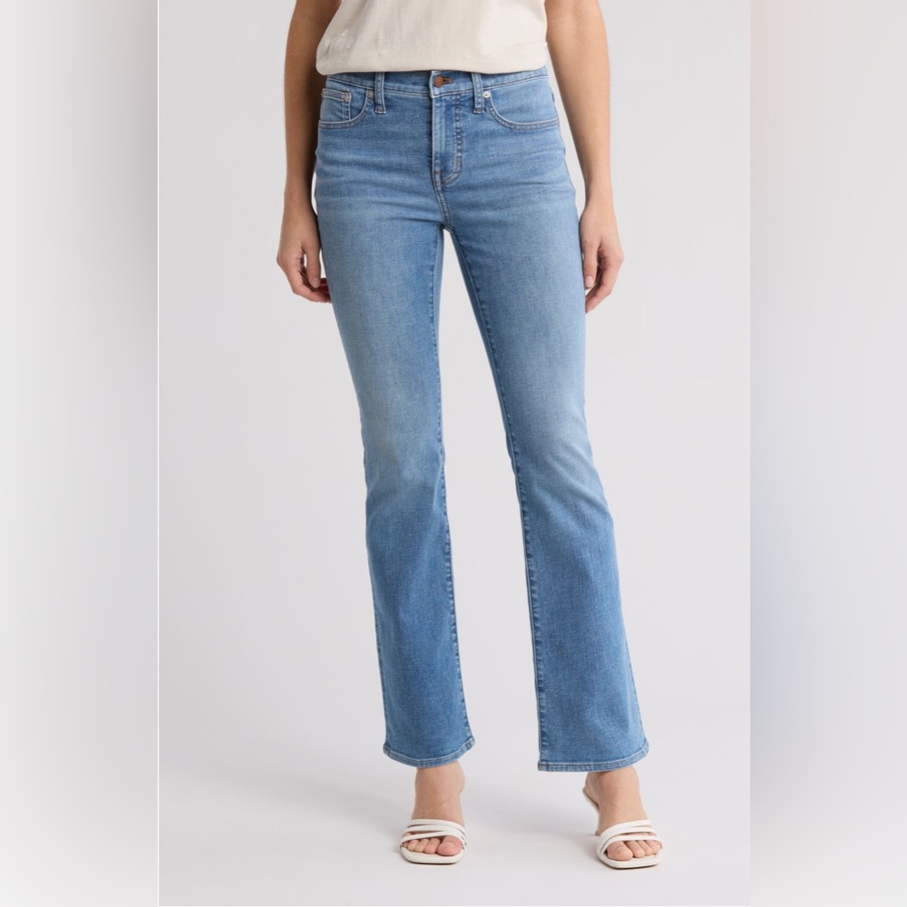 {Madewell} Mid-Rise Kick Out Blue Jeans Size 27